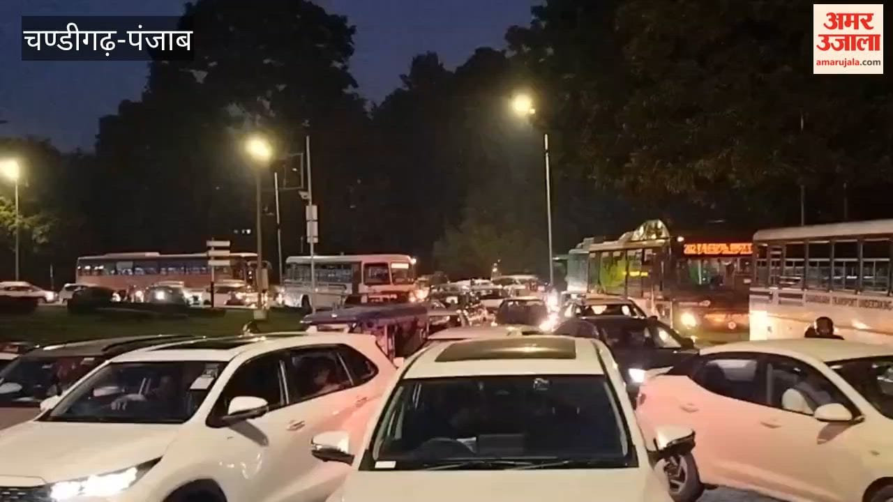 Long traffic jam in Chandigarh’s Sector 17 on the occasion of Dussehra; commuters face inconvenience