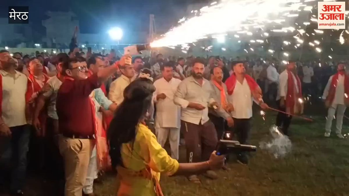 हस्तिनापुर: राज्यमंत्री दिनेश खटीक ने श्रीराम के स्वरूप के साथ किया रावण दहन