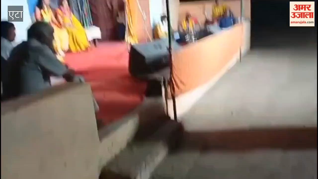 Sakit – A large number of devotees from nearby villages arrived in the village of Ishara, within the police station area, to watch the Ramlila and remained there until late at night.