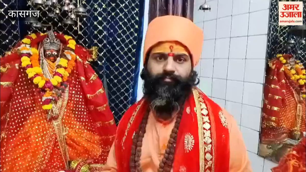 VIDEO: महंत रमाकांतपुरी जयकारों के बीच निकली मां काली की शोभायात्रा, गंगा घाट पर कराया स्नान।
