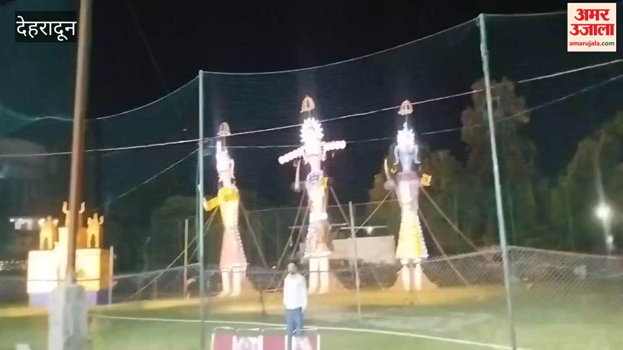 Crowds gathered at Hindu National College for the burning of the Ravana effigy; artists gave performances.