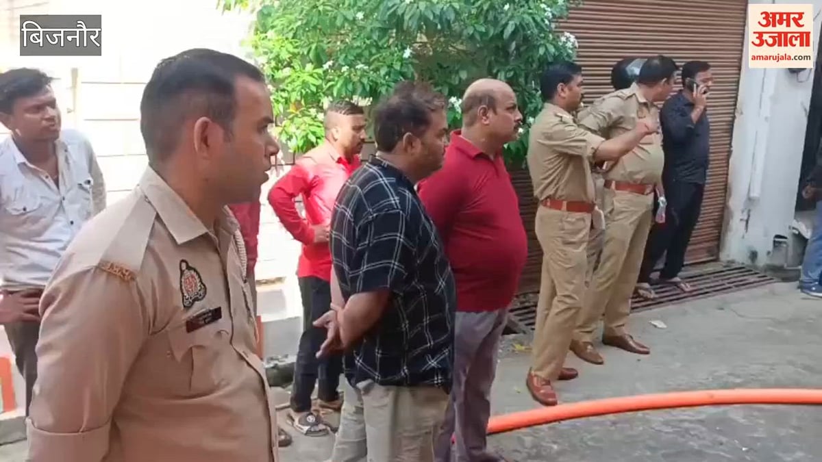 Bijnor: धामपुर में घर में संदिग्ध हालात में लगी आग, युवक आशीष झुलसा; खुद आग लगाने की आशंका, जांच में जुटी पुलिस