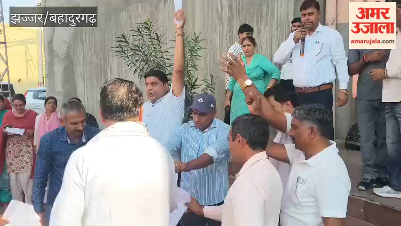 In Bahadurgarh, employees burned copies of licenses in protest against the privatization of electricity and announced a strike starting from the 22nd.