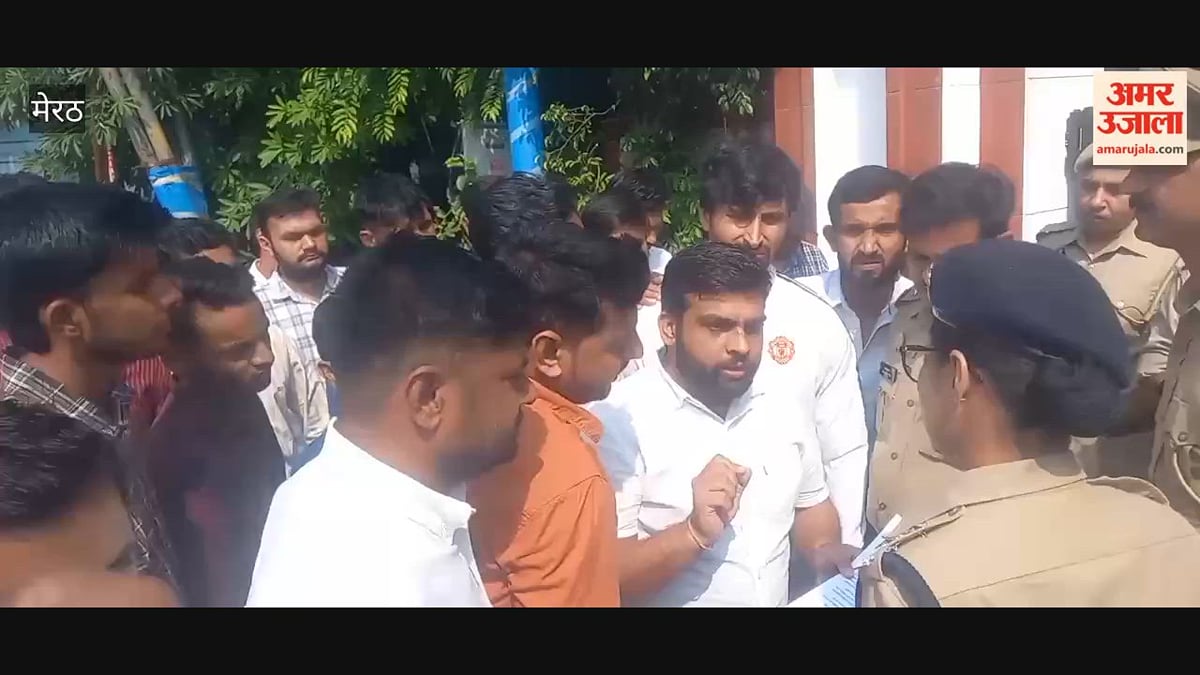 Meerut: मांगों को लेकर कमिश्नरी पहुंचे छात्र, पुलिस ने गेट पर रोका; सीओ ने सुनी समस्या, ज्ञापन लिया
