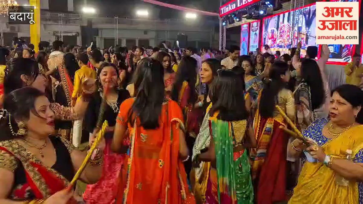 बदायूं: गरबा-डांडिया नाइट में झूमे युवक-युवतियां, दिखा उत्साह