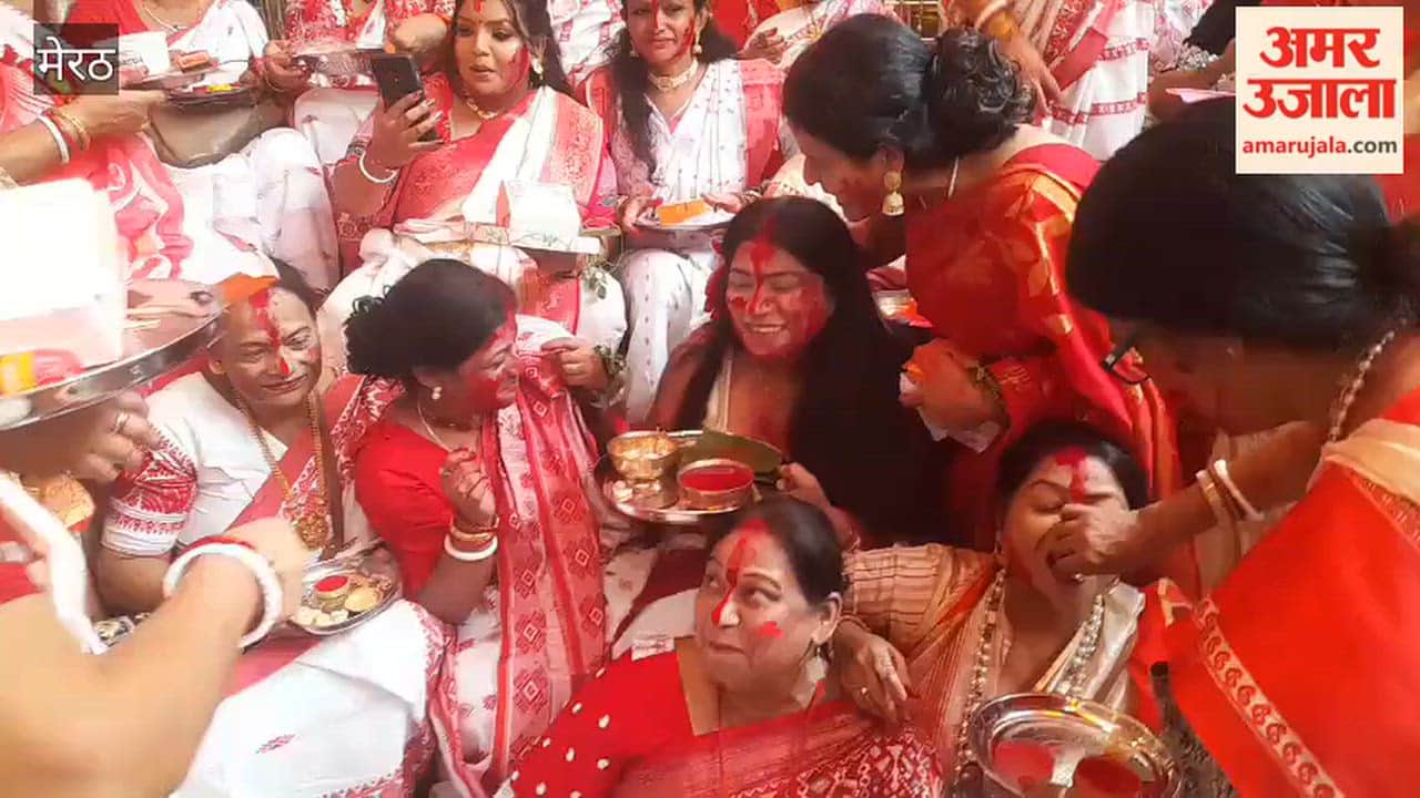 Meerut: Sindoor Khela Celebrated at 220th Durga Puja Festival, Showcasing Bengali Traditions and Women’s Unity