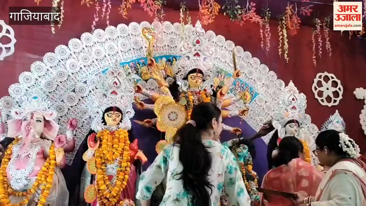 गाजियाबाद में सिंदूर खेला के साथ मां दुर्गा की विदाई, महिलाओं ने एक-दूसरे को सिंदूर लगाया