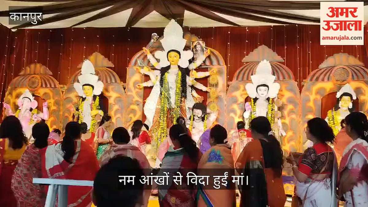 कानपुर के साउथ कानपुर दुर्गा पूजा पंडाल में पारंपरिक सिंदूर खेला