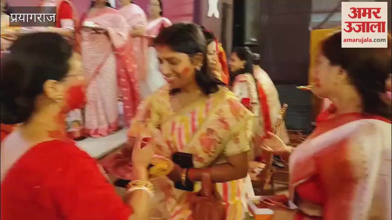 Married women bid farewell to Goddess Durga with the 'sindoor daan' (offering of vermilion) ritual; great enthusiasm was witnessed in the pandals.