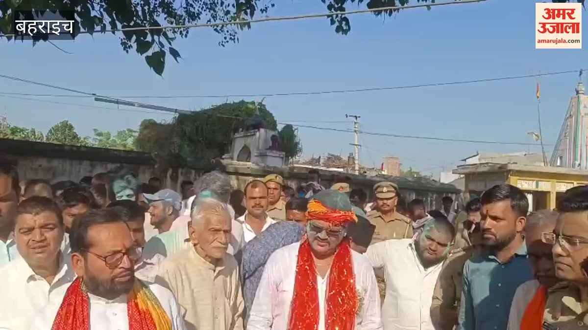 बहराइच: कीचड़ में फंसी प्रतिमा की ट्रॉली, चार घंटे थमा विसर्जन जुलूस, प्रदर्शन