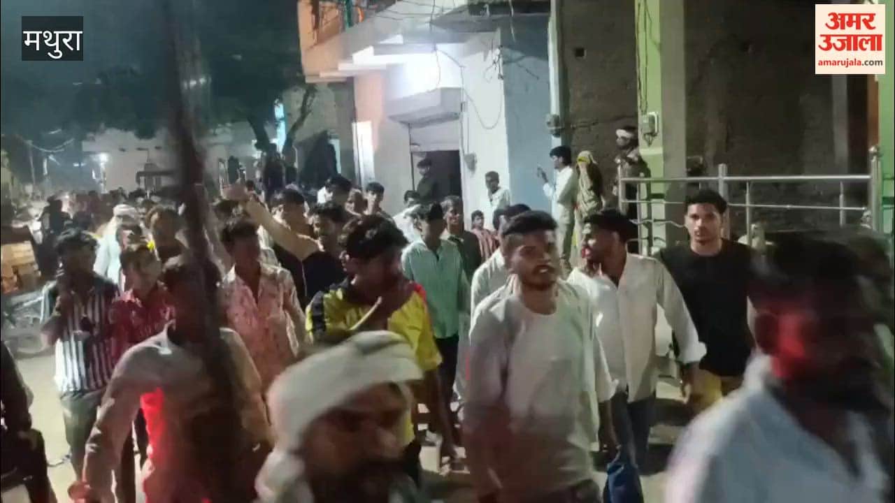 Farmers, incensed by police action in the sugar mill case, protest against the Kotwali police who had arrived to apprehend a public representative.