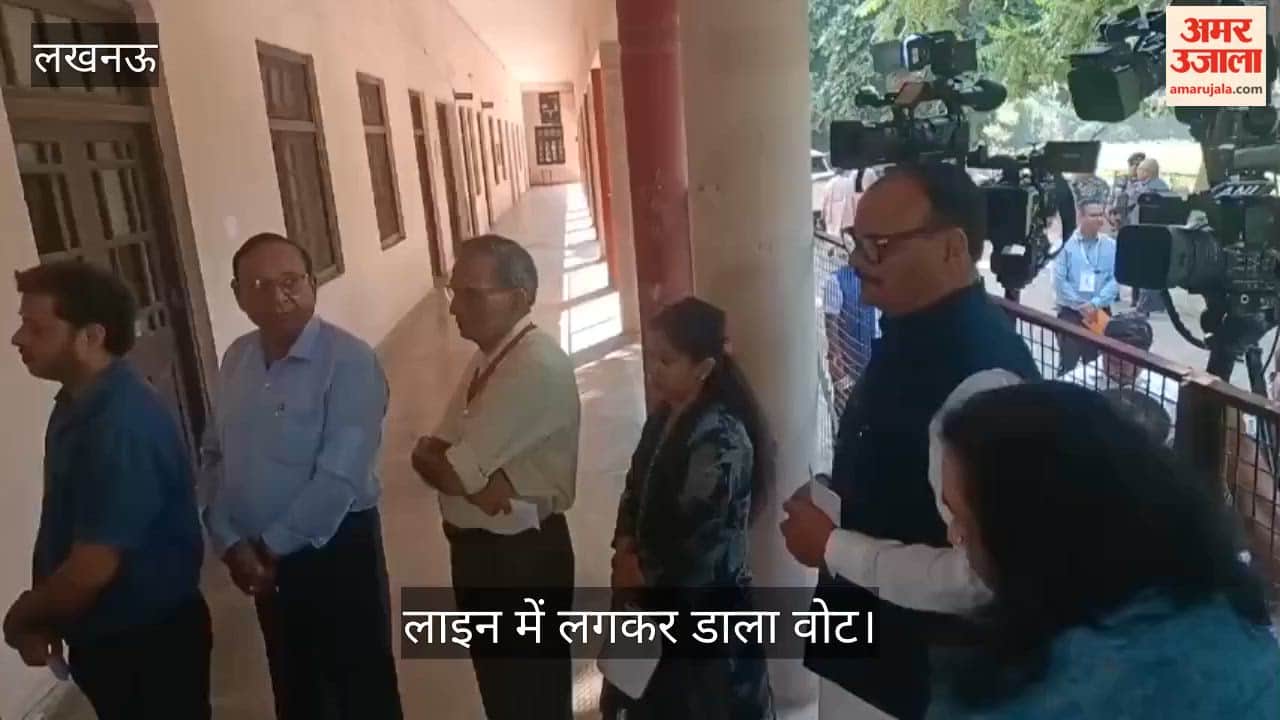 Video: डिप्टी सीएम ब्रजेश पाठक ने पत्नी के साथ किया मतदान, लाइन में लगकर डाला वोट