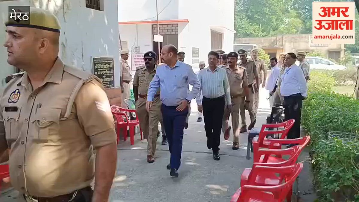 हस्तिनापुर: MLC चुनाव के बीच डीएम-एसएसपी ने मतदान केंद्र का किया निरीक्षण, सुरक्षा व्यवस्था परखी; कर्मचारियों को दिए निर्देश