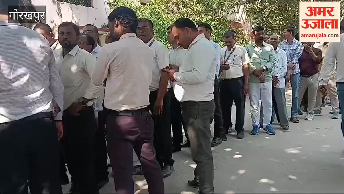 गोरखपुर: गोला में शिक्षक एमएलसी चुनाव के लिए लगी लंबी कतार
