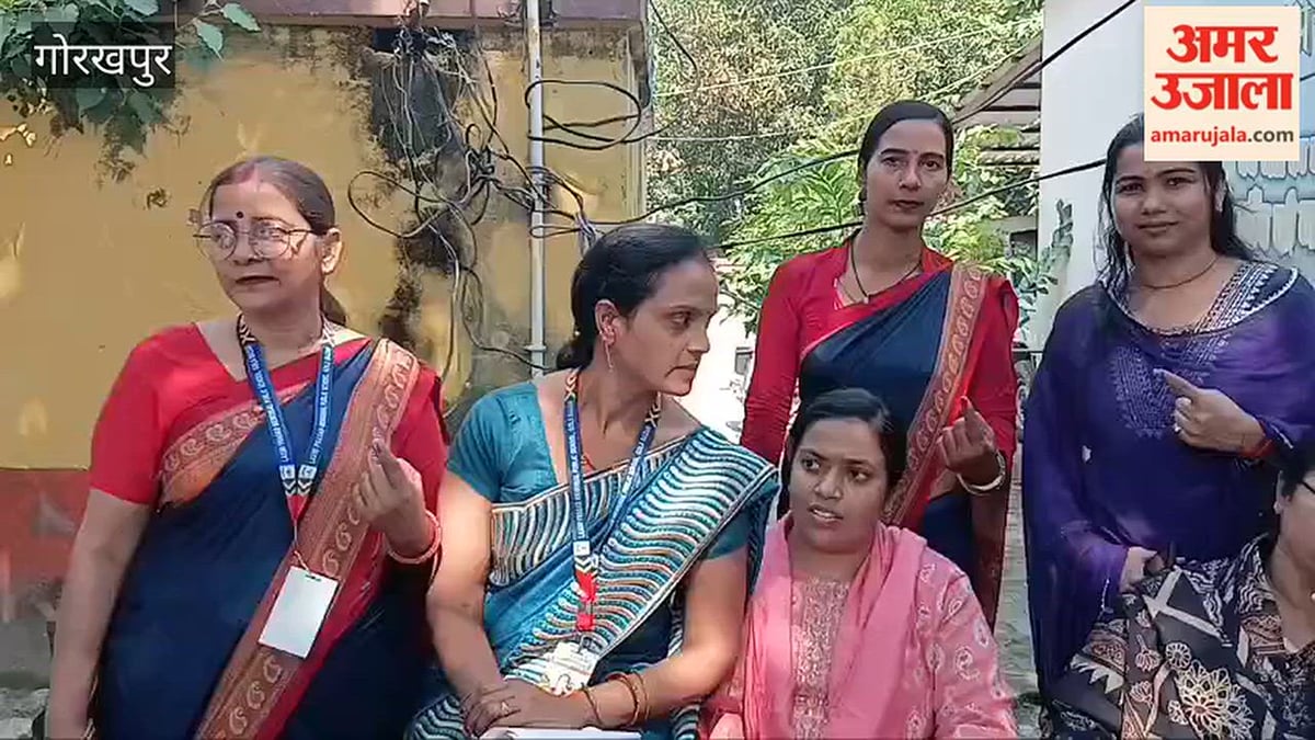 गोरखपुर: एलपीएम पब्लिक स्कूल की शिक्षिकाओं ने पहली बार किया मतदान