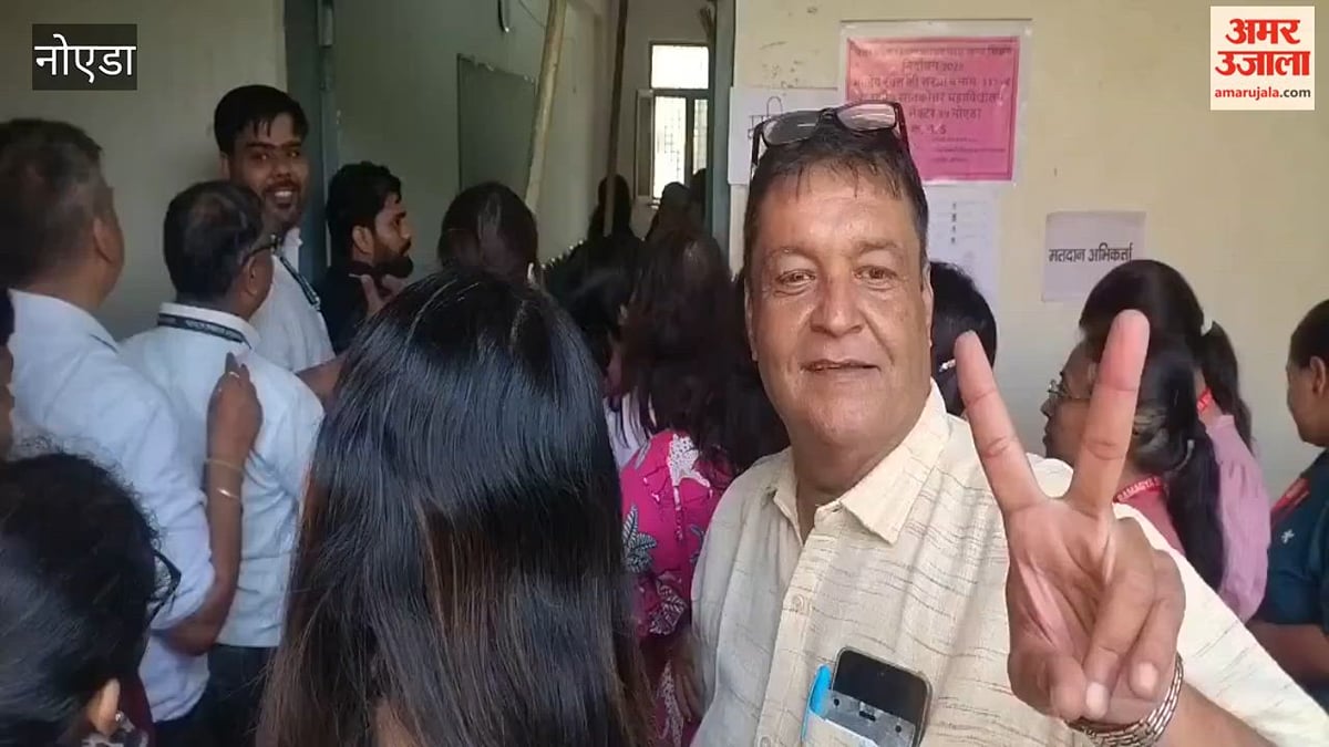 नोएडा में राजकीय डिग्री कॉलेज में एमएलसी चुनाव को लेकर मतदान
