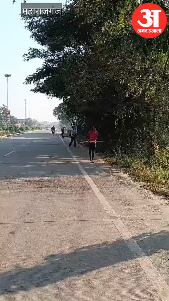 महराजगंज: ब्लॉक स्तरीय खेल प्रतियोगिता में सामान ढोते नजर आए छात्र