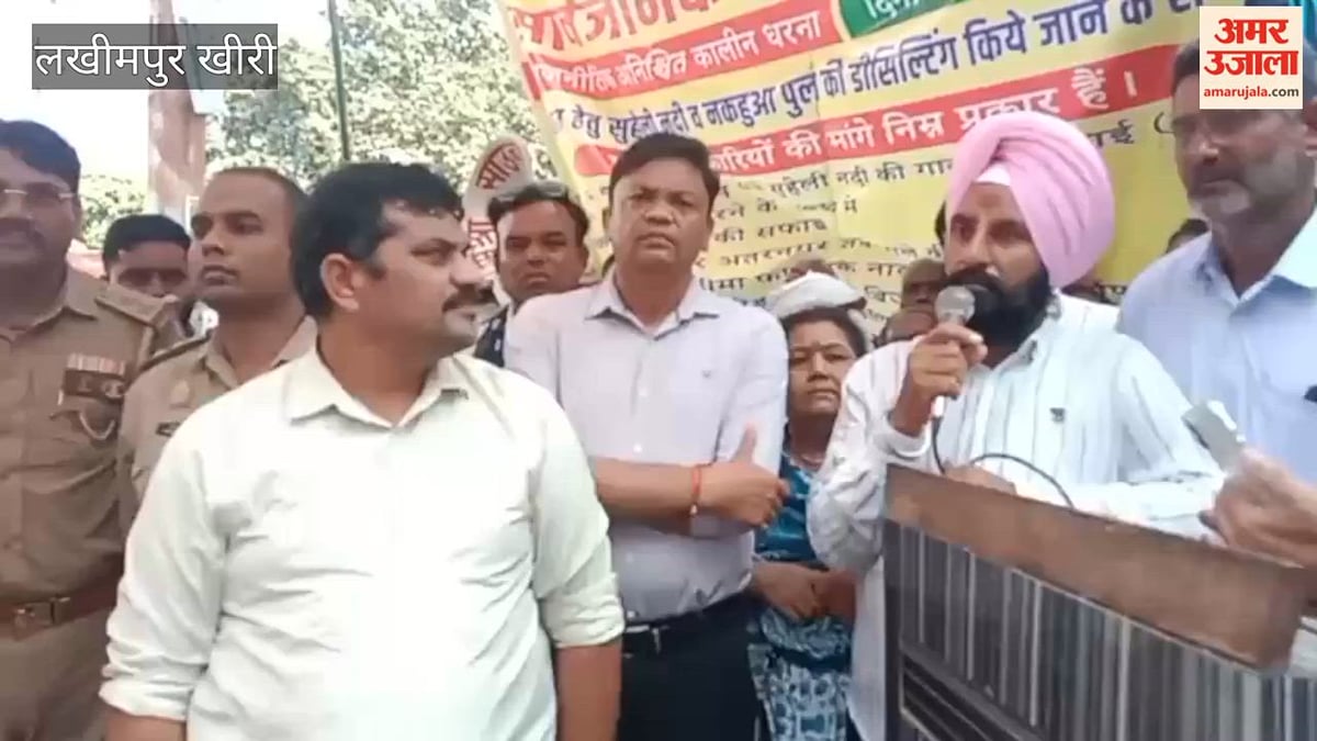 दुधवा मुख्यालय गेट पर किसानों ने किया पांच घंटे प्रदर्शन