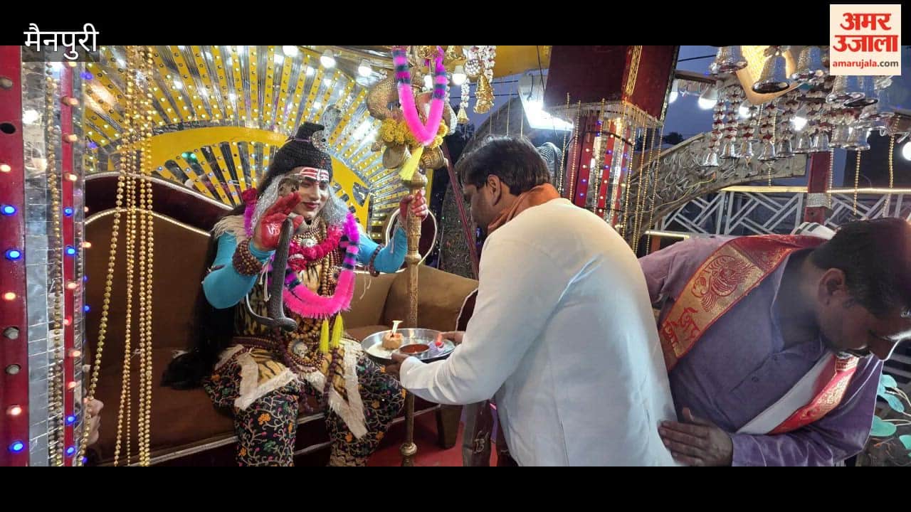 The Shiva procession (Shiv Baraat) was taken out with great pomp, with the townspeople joining as part of the wedding procession; the event was inaugurated with an *aarti* performed by the Chairman’s representative and Saint Narayan Guru.