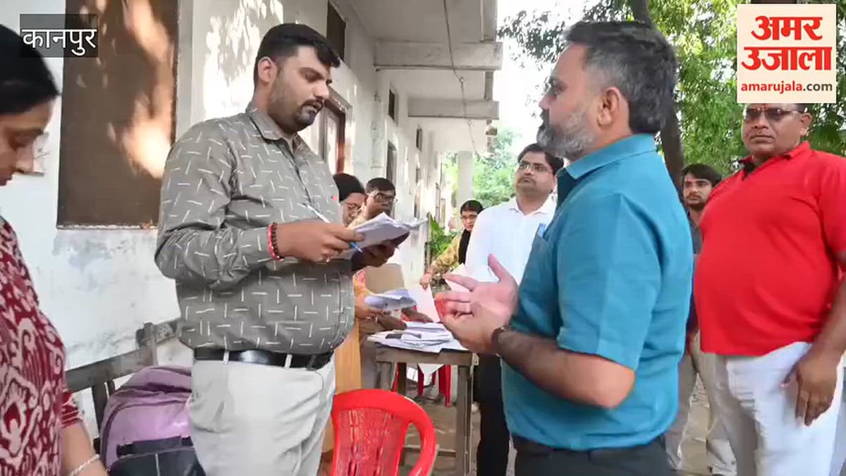 कानपुर: शिविर में नाम जुड़वाने और संशोधन कराने पहुंचे लोग, जिलाधिकारी ने किया मतदान केंद्रों का निरीक्षण