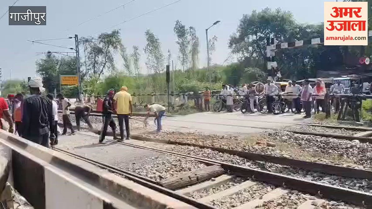 फरीदहा रेलवे क्रॉसिंग पर दो घंटे तक लगा जाम, VIDEO