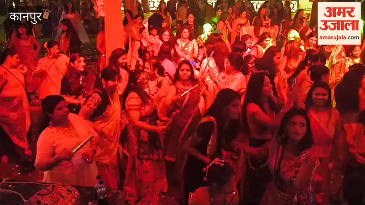 कानपुर: गुजराती परिधानों में सजीं महिलाएं, खेला गरबा