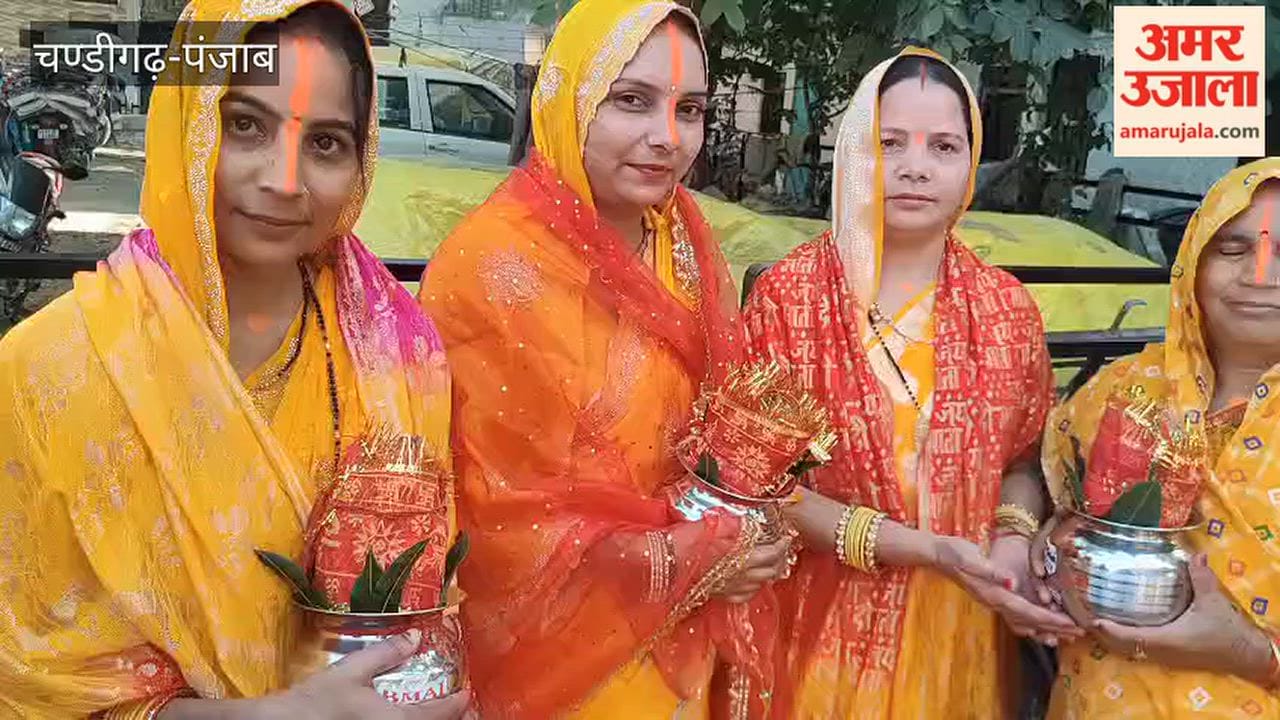 1100 women took part in a 'kalash yatra' (procession with ceremonial pots) in Maloya Colony.