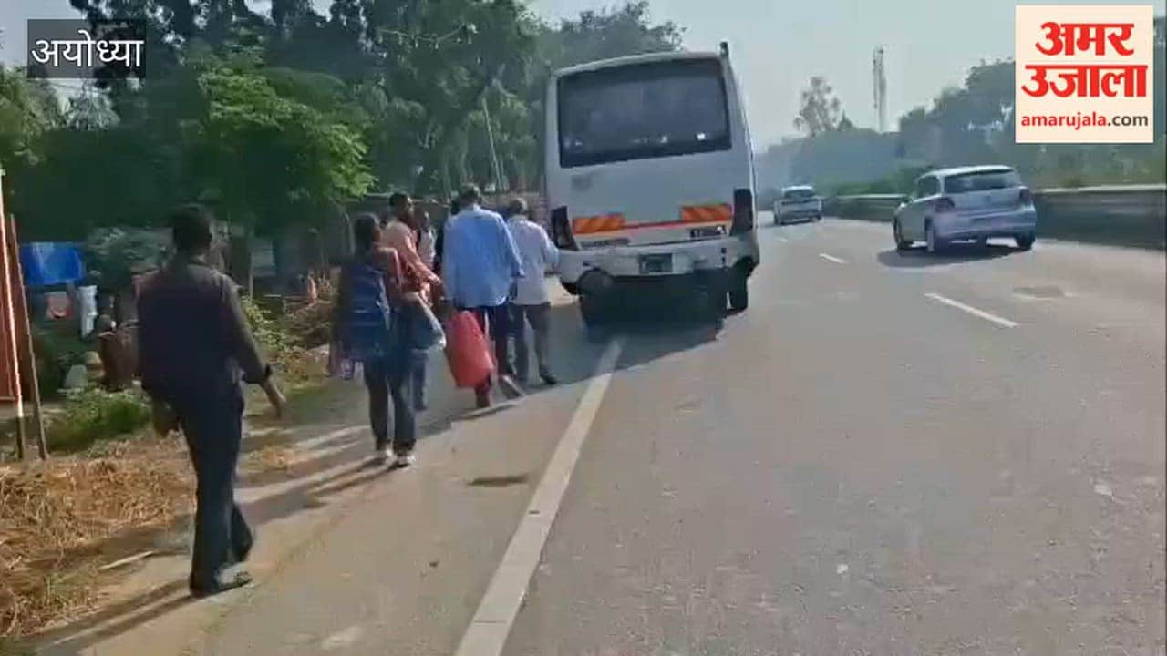 Car and bus collide in Rudauli Ayodhya front portion damaged