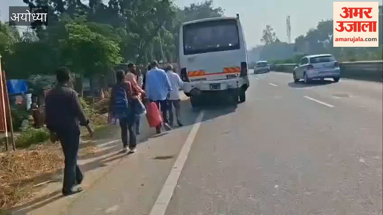 Car and bus collide in Rudauli Ayodhya front portion damaged