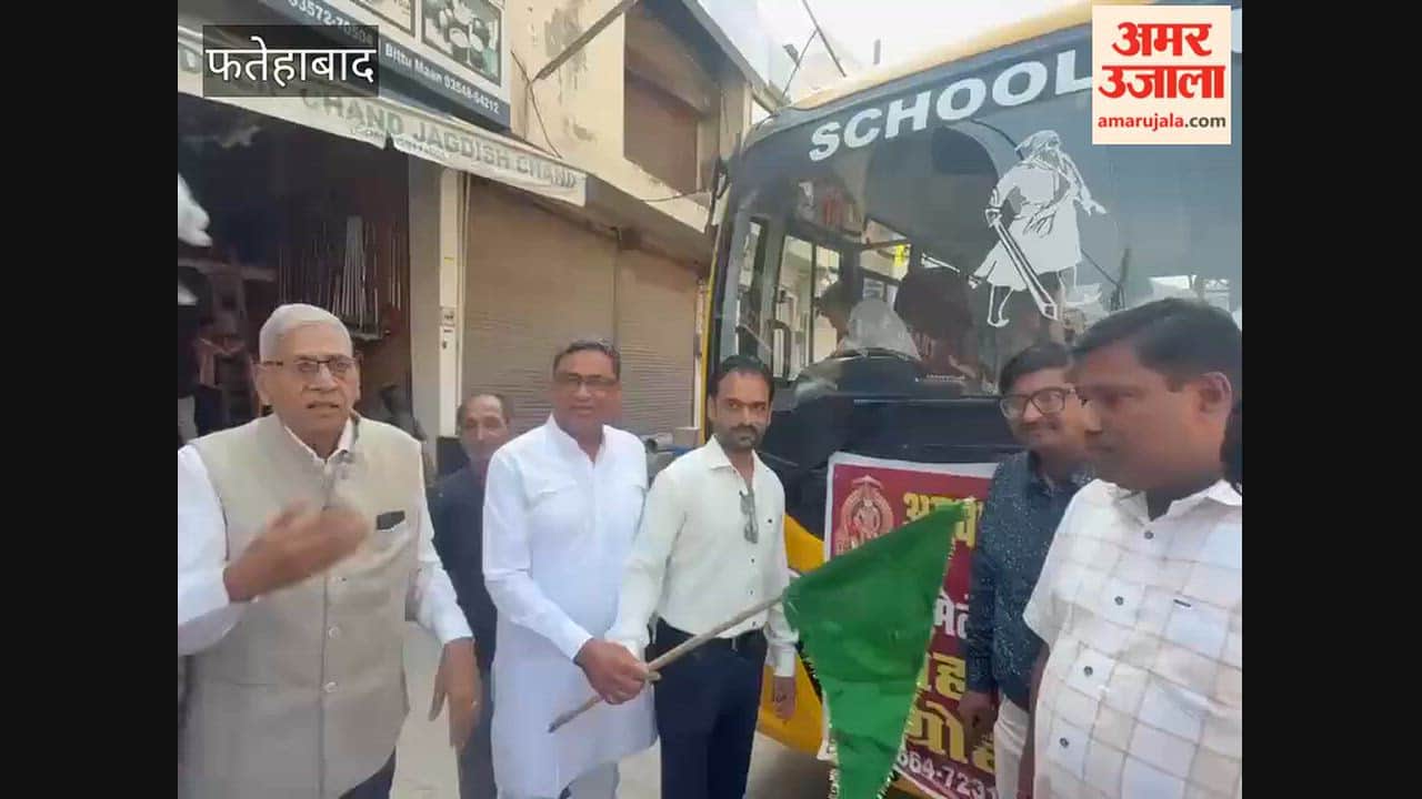 500 devotees from Tohana set off for the Agroha Dham fair; Aggarwal Sabha president Ramesh Goyal and Parveen Jain flagged them off.