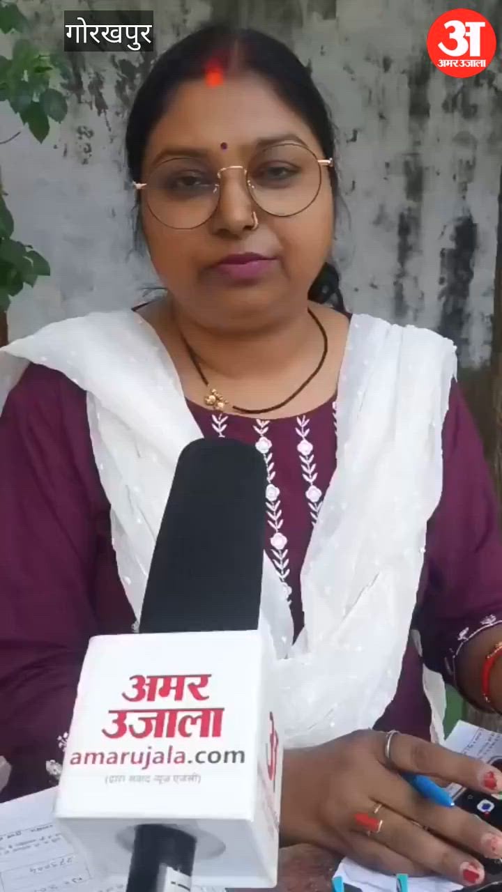 गोरखपुर: मतदाता सूची में नाम जुड़वाने के लिए बूथों पर पहुंचे युवा