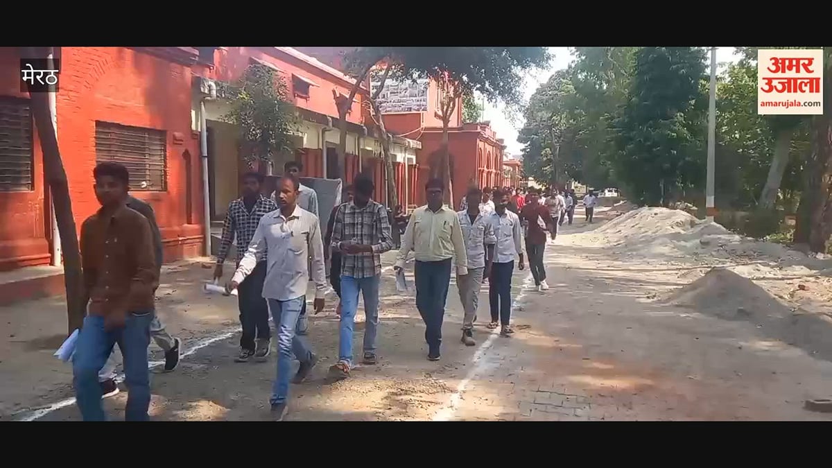 Meerut: जीआईसी में छात्रों ने उत्साह के साथ दी परीक्षा