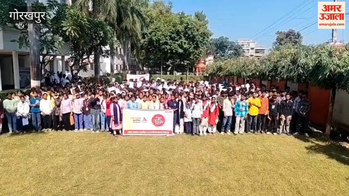 गोरखपुर: अतुल माहेश्वरी छात्रवृत्ति परीक्षा के बाद केंद्र से बाहर निकले विद्यार्थी