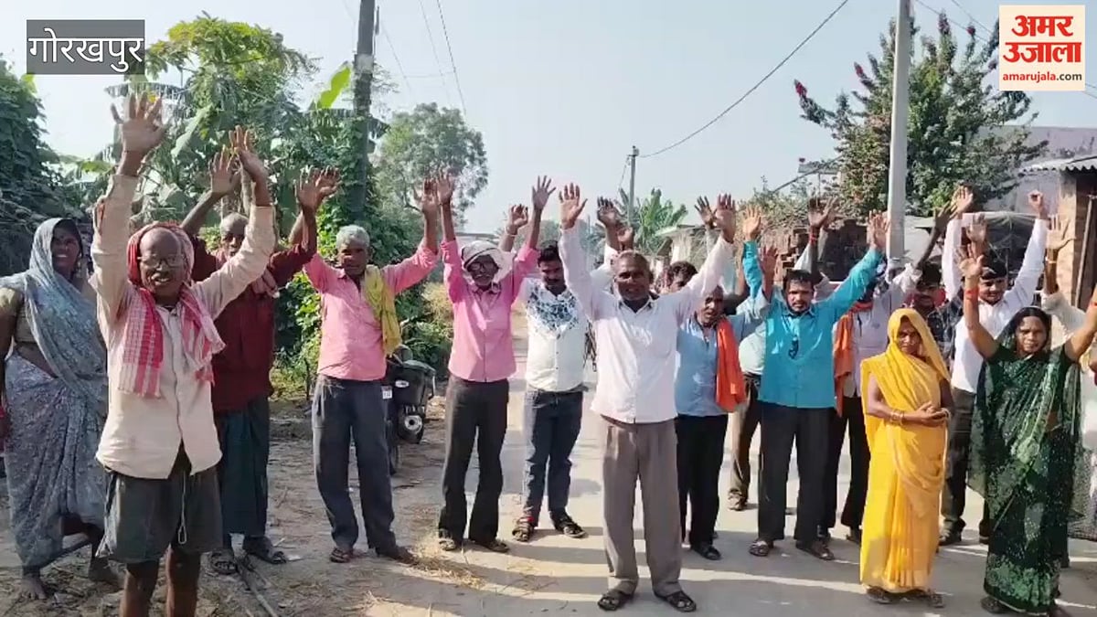 सिद्धार्थनगर: हसवापार में लंगूर के आतंक से परेशान ग्रामीणों का प्रदर्शन