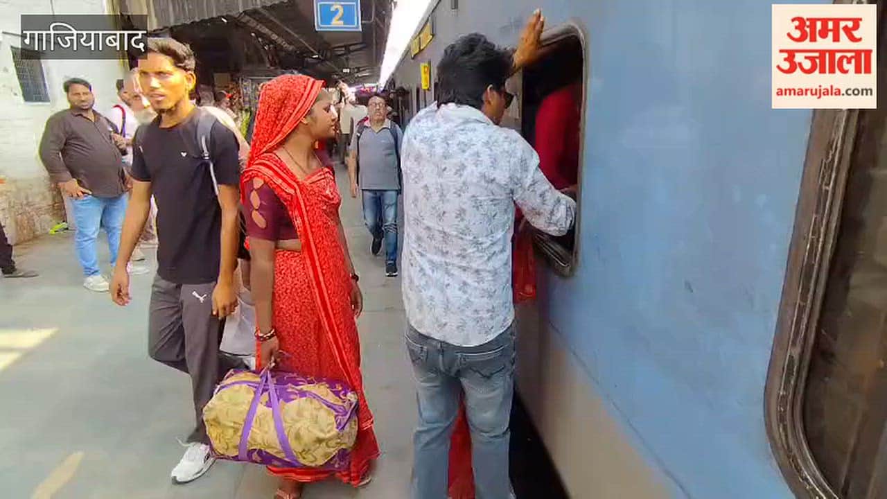 A large crowd of examinees arrived at the railway station after taking the PET exam