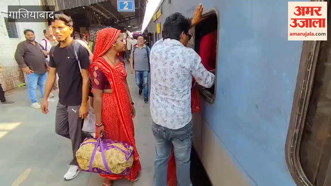 A large crowd of examinees arrived at the railway station after taking the PET exam
