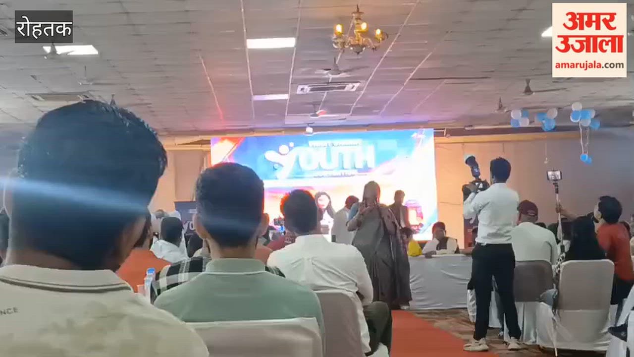 In Rohtak, following the 'Mann Ki Baat' programme, BJP State President Archana Gupta interacted with students.