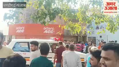 Two youths snatched a woman’s earrings in broad daylight in Pathankot and fled on a scooter.