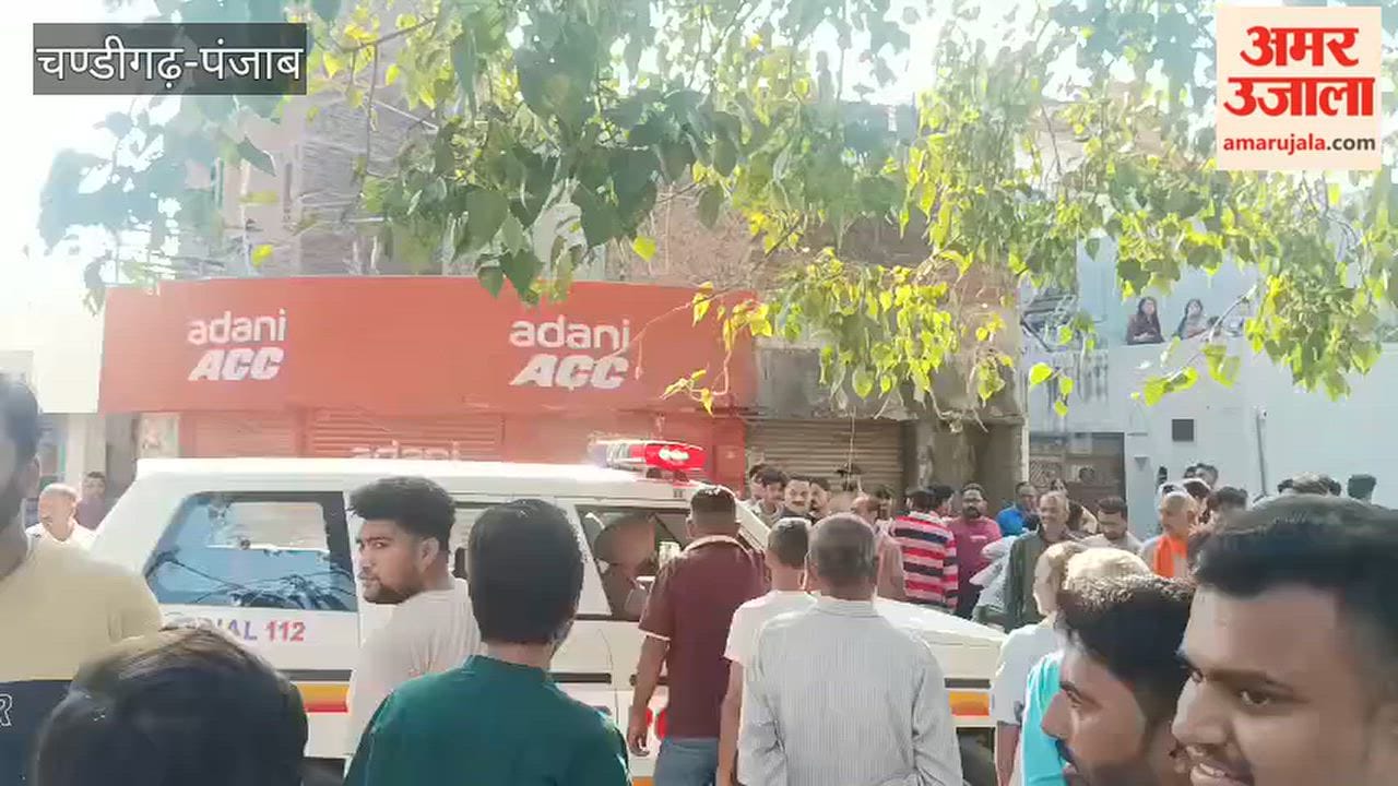 Two youths snatched a woman’s earrings in broad daylight in Pathankot and fled on a scooter.