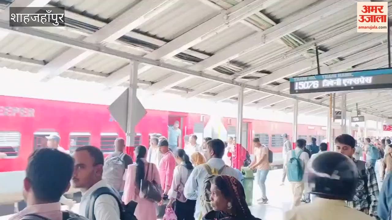 Crowd of PET candidates gathers at Shahjahanpur station