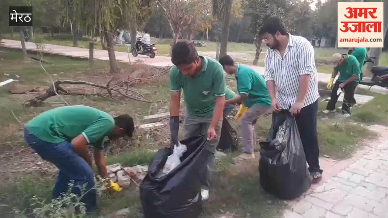 Meerut: Members of the Environment Club carried out a cleanup in Sanjay Van.