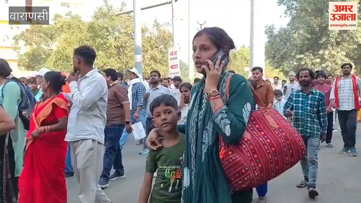 काशी में एयर शो के समापन के बाद सड़क पर उमड़ी लोगों की भीड़