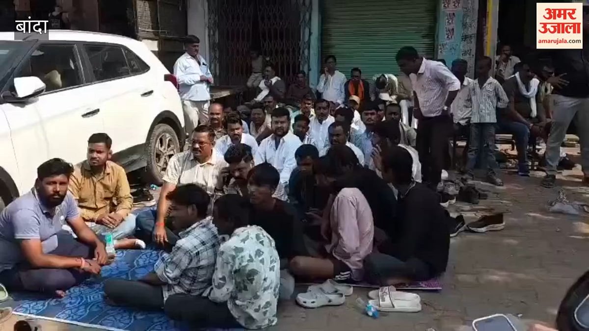 बांदा: रंगदारी के आरोप में एफआईआर न होने पर मंत्री धरने पर बैठे