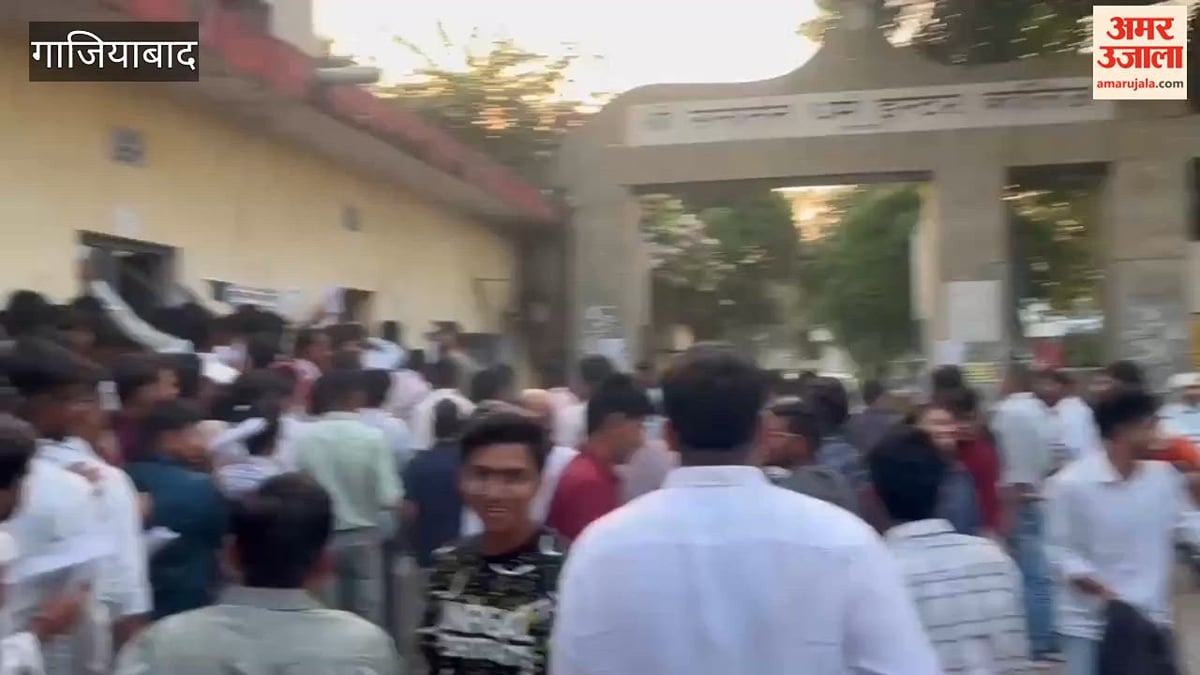 पीईटी परीक्षा के बाद बैग लेने के लिए अभ्यार्थियो की लगी लंबी लाइन