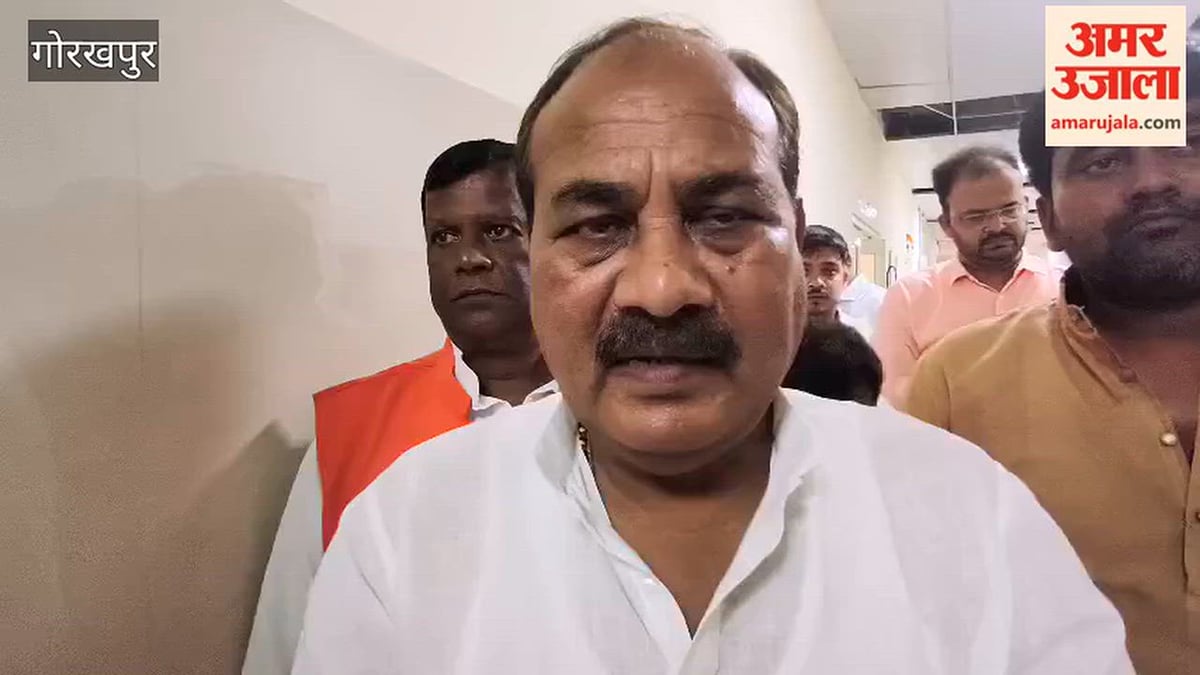 बीआरडी मेडिकल कॉलेज के बर्न वार्ड पहुंचे कारागार मंत्री दारा सिंह चौहान