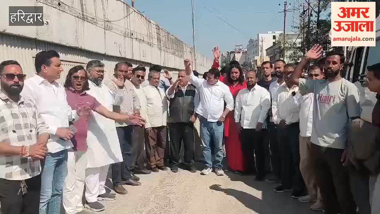 Haridwar:Congress protests against raised sewer covers in Haridwar; demands better medical treatment for Tushar Kapil