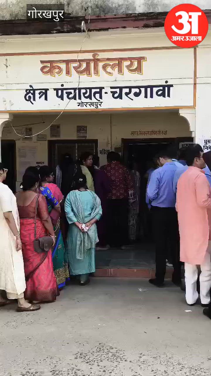 शिक्षक एमएलसी चुनाव: चरगांवा में मतदान के लिए कतार में लगे महिला और पुरुष शिक्षक