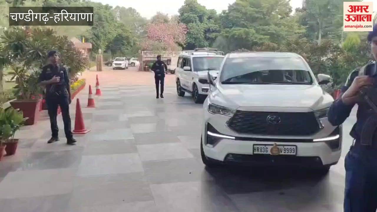 Minister Anil Vij arrived for a meeting with electricity department employees.