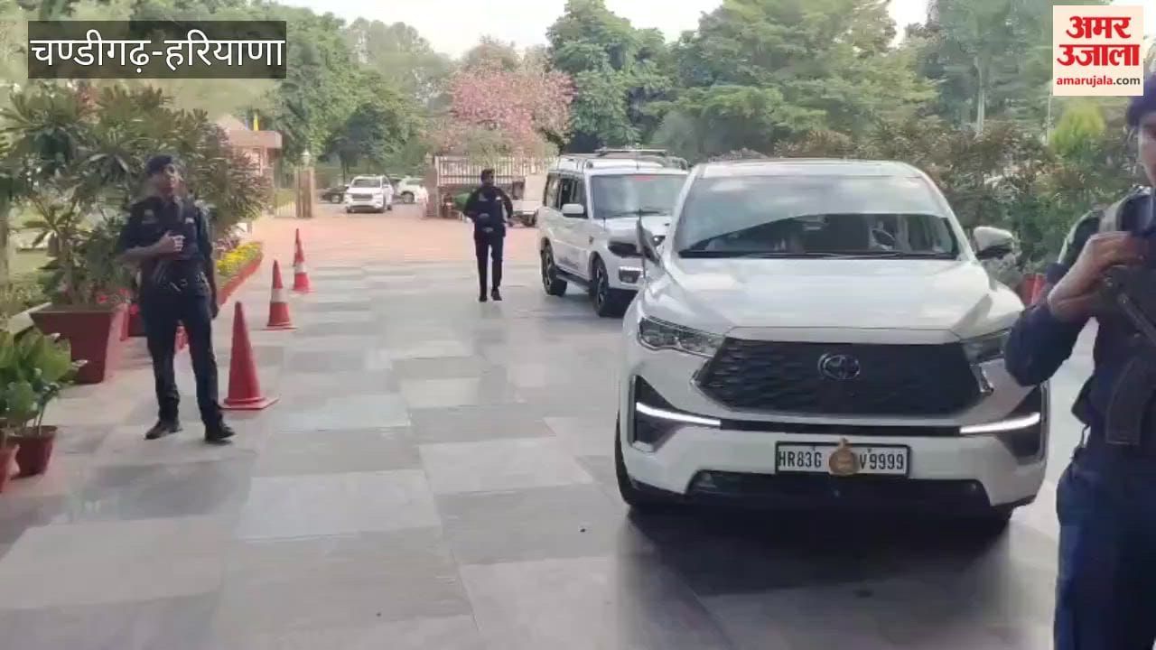 Minister Anil Vij arrived for a meeting with electricity department employees.