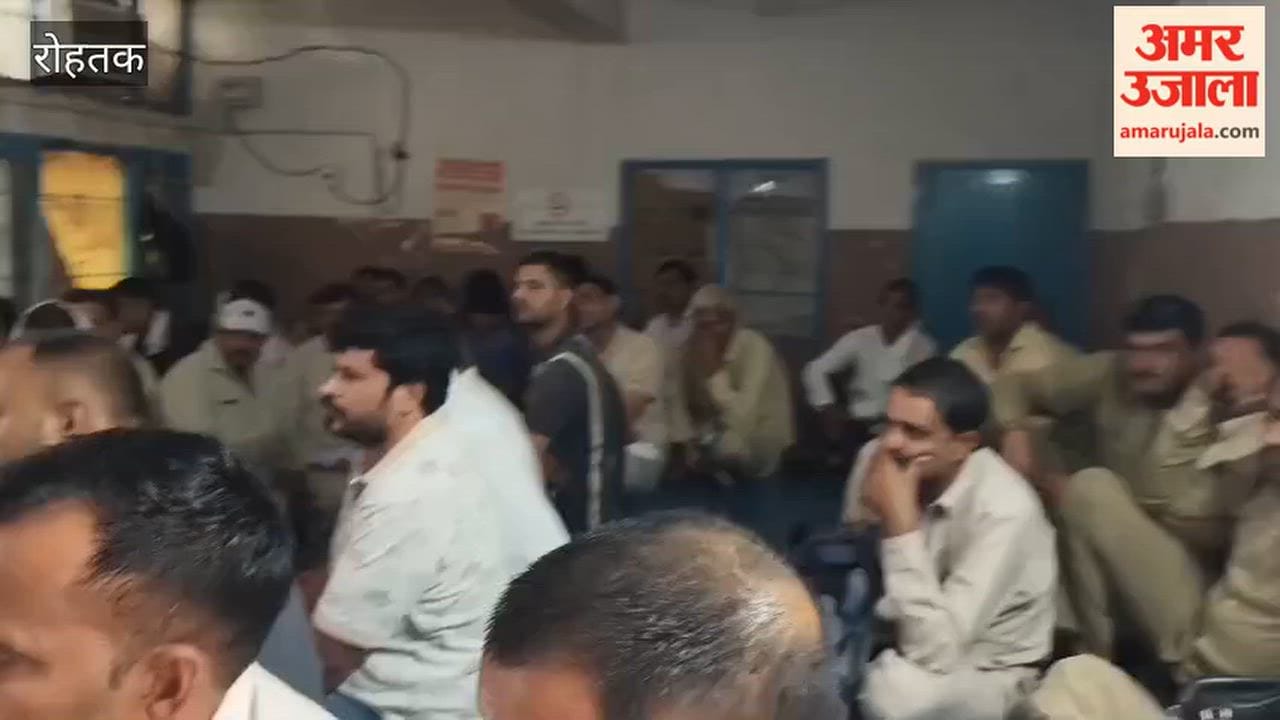 Roadways employees staged a protest against the privatization of the electricity department.